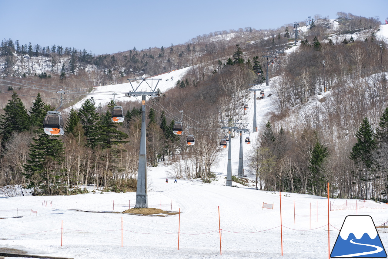 キロロリゾート｜初夏の陽気に耐えて、何とかGWまで持ってくれたキロロの雪…。さぁ、キロロゴンドラに乗って、山頂から山麓まで続く全長4,000ｍ超のロングランを楽しみましょう！